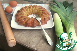 Пирог из лук-порея и кусочков сала