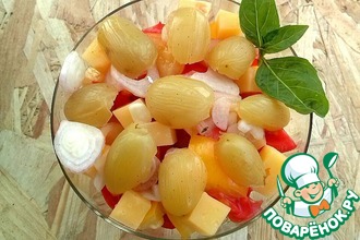 Салат с маринованным виноградом