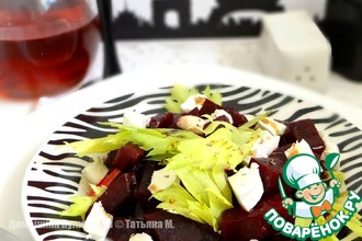 Теплый салат с козьим сыром и запеченной свеклой
