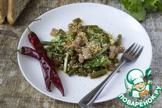 Зеленый салат с мясом и фасолью