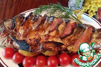 Карп, запеченный с копченым мясом