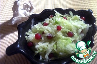 Витаминный салат из редьки и красной смородины