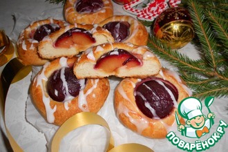 Булочки со сливами и глазурью