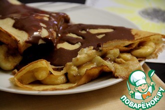 Блины с бананами и шоколадным соусом