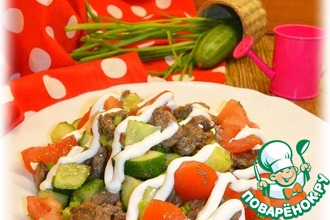 Салат овощной с куриной печенью