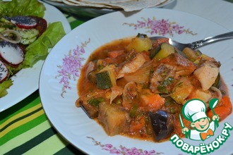 Гуляш овощной с копченой курицей