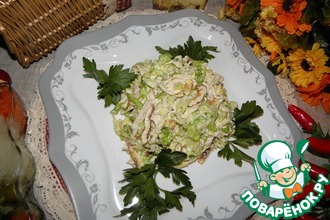 Капустный салат с курицей и яичными блинчиками