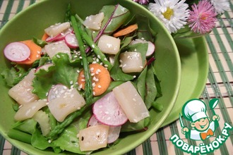Салат из сезонных овощей с кальмарами