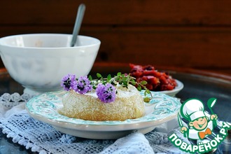 Жареный бри с сальсой из запеченных перцев