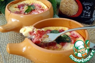 Сладкий омлет с ряженкой и клубникой