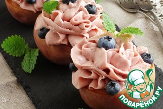 Персики с малиновым кремом и голубикой