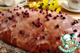 Сдобный пирог с цукатами и глазурью