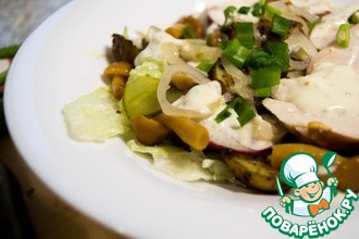 Салат с курицей, овощами и соленьями