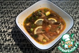 Солянка на курином бульоне с грибами