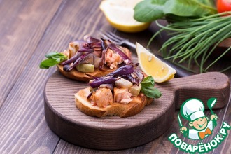 Брускетта с форелью и сладким луком