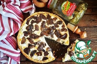 Грибной пирог с сыром и огурцами