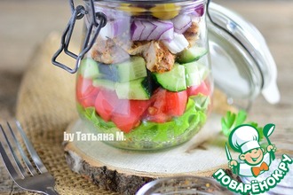 Салат в баночке с курицей и инжиром