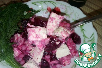 Теплый салат с индейкой и свеклой