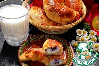 Рогалики с творогом и черникой
