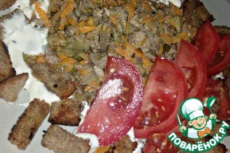Салат с куриной печенью и гренками
