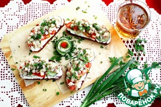 Бутерброды с творогом, сельдью и овощами