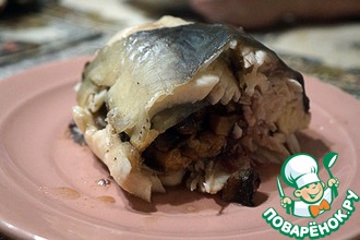Сом, фаршированный грибами
