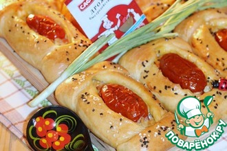 Кулебяки с сыром, овощами и сосисками