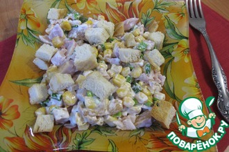Салат с курицей, кукурузой и сухариками