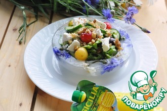 Салат с черешней и козьим сыром