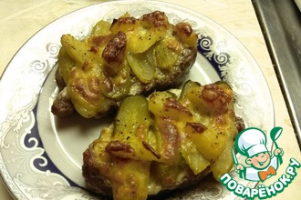 Свинина с ананасом и огурцом