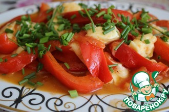 Теплый салат из перца с сыром