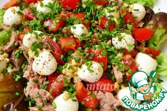 Салат с тунцом и моцареллой