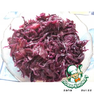 Краснокочанная капуста, тушенная с яблоками