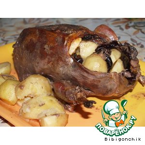 Гусь, фаршированный картофелем и черносливом