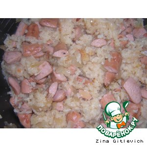 Рис с луком и сосисками