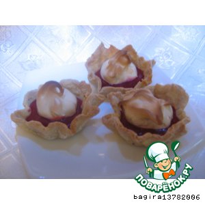 Корзиночки с клюквенным кремом и медовой меренгой
