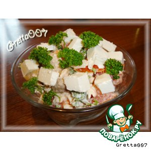Салат с грибами, курицей и брынзой