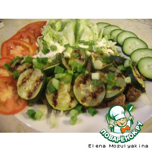 Салат с куриной печенью и цуккини