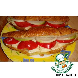 Круассан с помидорами и маринованым луком