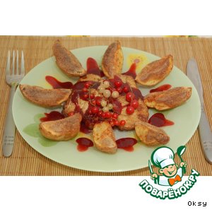 Медальоны под соусом из красной смородины с хрустящей картошечкой