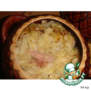Капуста с копченой свининой в горшочках