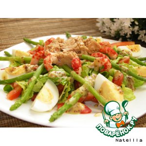 Салат с мини-спаржей, раковыми шейками и тунцом