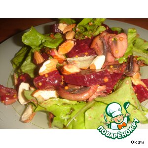 Салат из свеклы с шампиньонами и миндалем