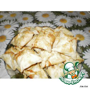 Слоеные пирожки с колбасой и сыром