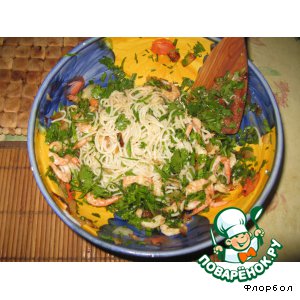 Салат "Гeк Ши" с рисовой лапшой  и креветками