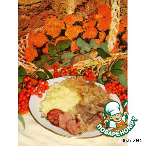 Квашеная капуста с мясом и копченостями  в горшочке
