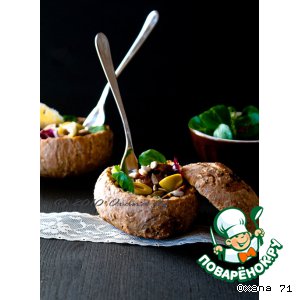 Тeплый салат с грибами и беконом