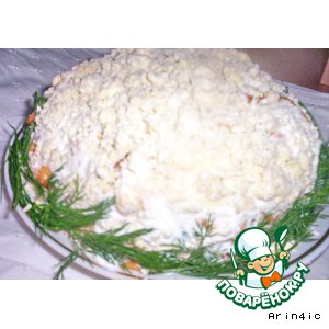 Закусочный рыбный торт-салат с крекерами