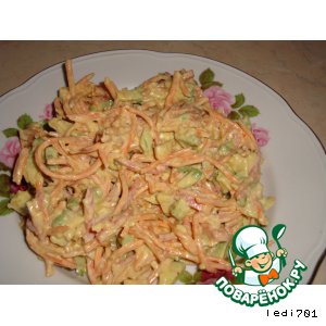 Салат из авокадо, корейской моркови с семгой