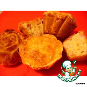 Пряные маффины с беконом и двумя видами сыра